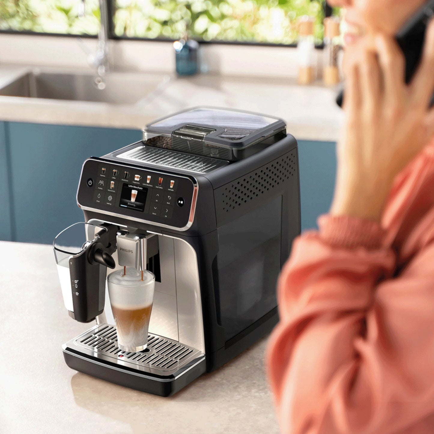 Serie 5500 (EP5546/70) Kaffeevollautomat – LatteGo Milchsystem, 20 heiße und kalte Kaffeespezialitäten, SilentBrew, QuickStart, Schwarz Silber